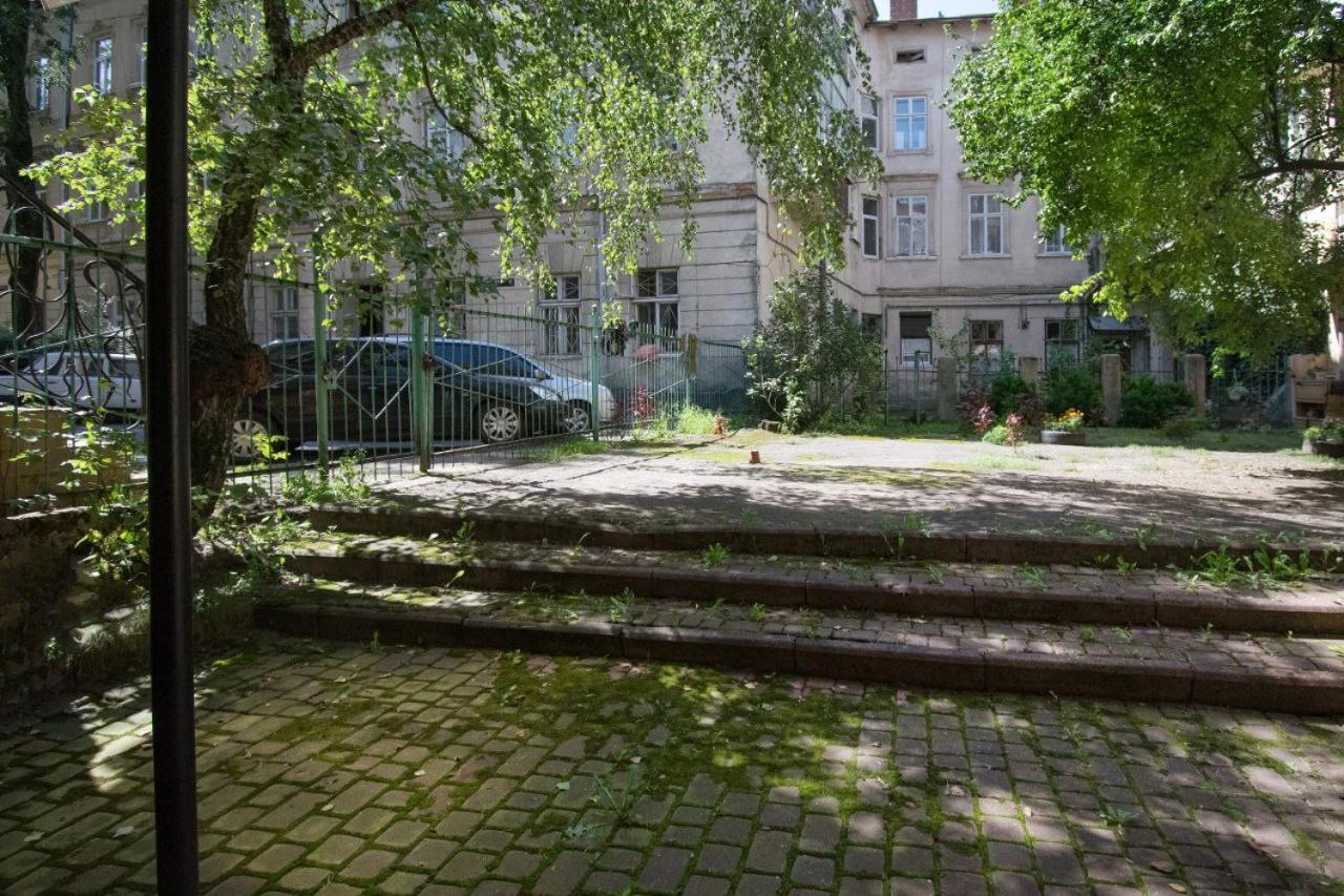 Двокімнатна Квартира У Центрі Міста Львів З Двориком Экстерьер фото