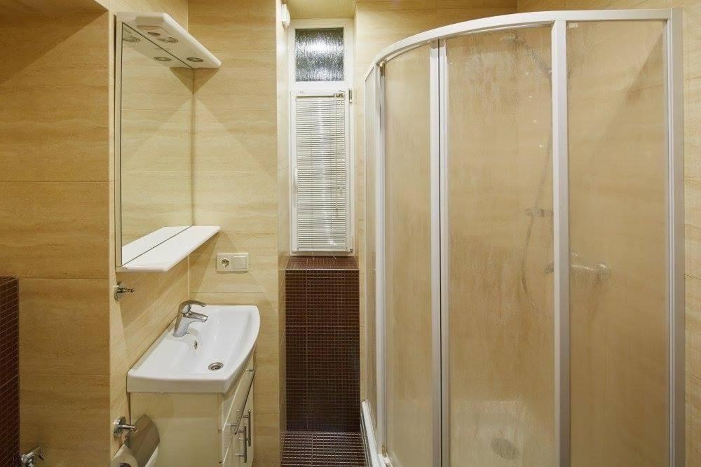 Двокімнатна Квартира У Центрі Міста Львів З Двориком Экстерьер фото